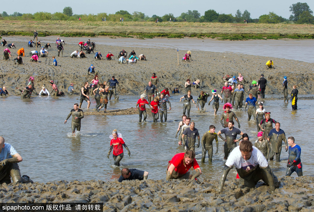城會(huì)玩！英國(guó)公園上演滾泥巴大賽 妹子、硬漢泥地摸爬滾打