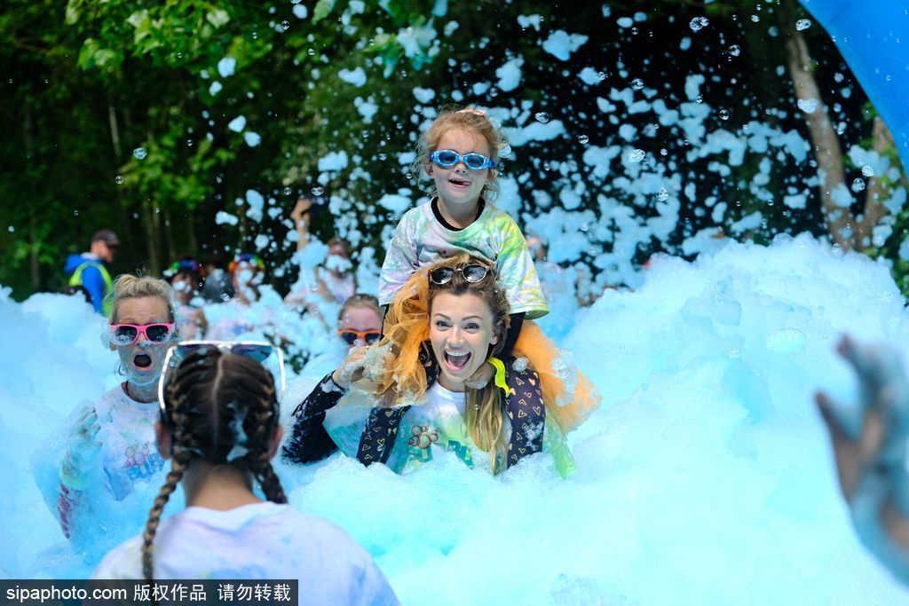 重回童年！英國(guó)舉行五彩泡泡跑 體驗(yàn)最開(kāi)心五公里