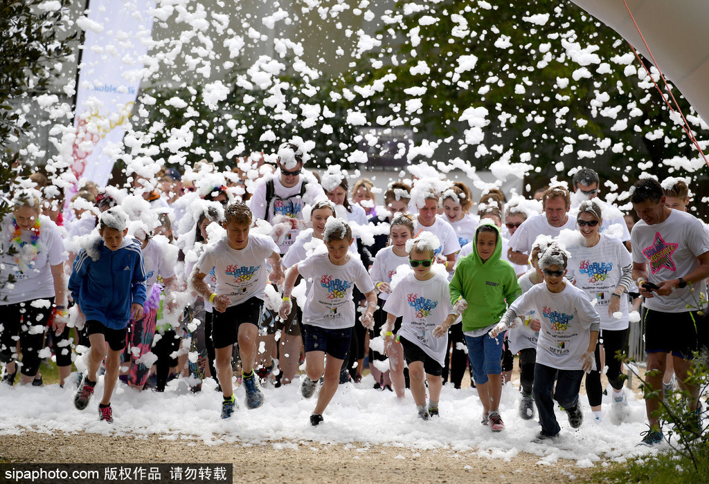 重回童年！英國舉行五彩泡泡跑 體驗(yàn)最開心五公里