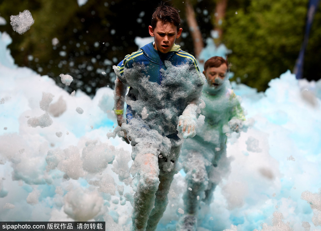 重回童年！英國舉行五彩泡泡跑 體驗最開心五公里