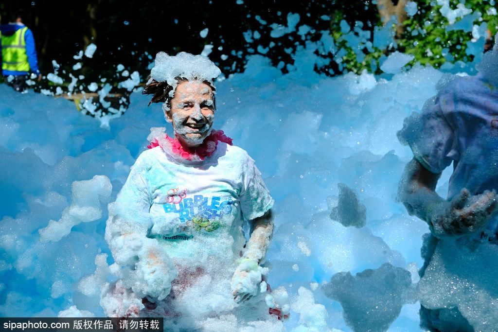 重回童年！英國舉行五彩泡泡跑 體驗最開心五公里