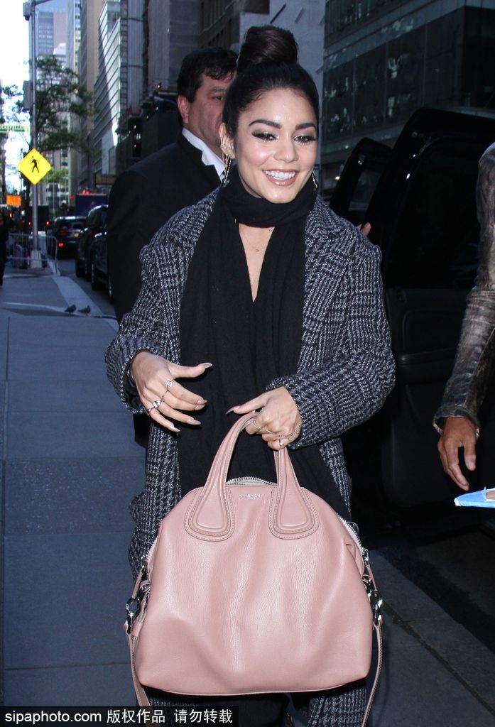 凡妮莎-哈金斯大衣圍巾包裹嚴(yán)實(shí) 與粉絲街頭合影顯親昵