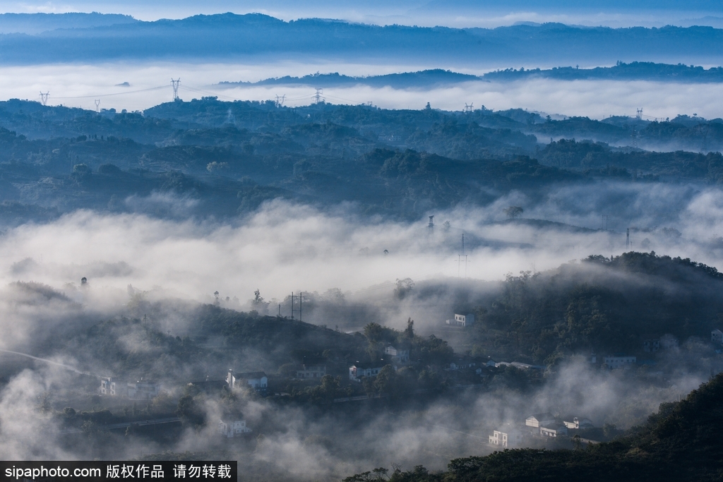 重慶：云蒸霞蔚山村美 朝霞白云入畫來