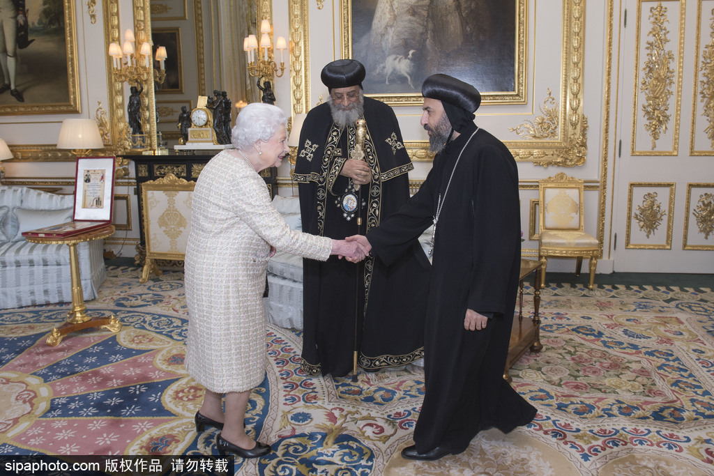英國(guó)女王伊麗莎白二世在溫莎城堡接待教皇塔瓦德洛斯二世