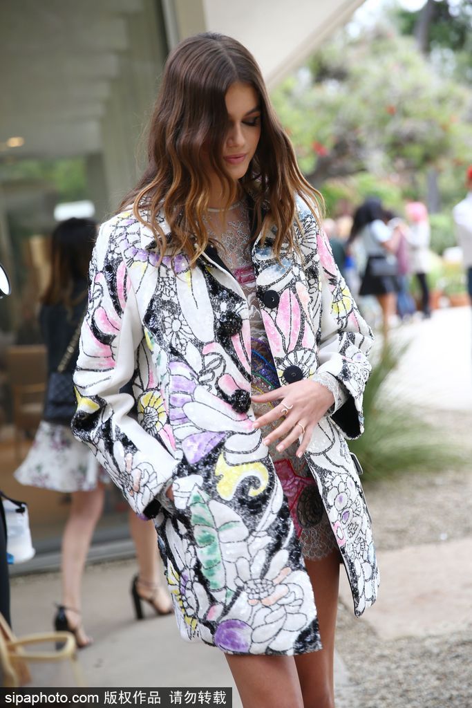 傳奇超模辛迪·克勞馥一雙兒女顏值爆表 15歲女兒長腿逆天