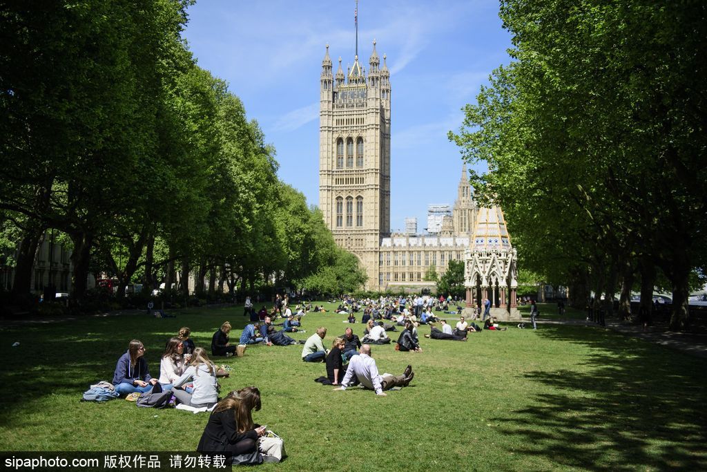 夏初季節 倫敦民眾扎堆聚集公園草地享受日光浴