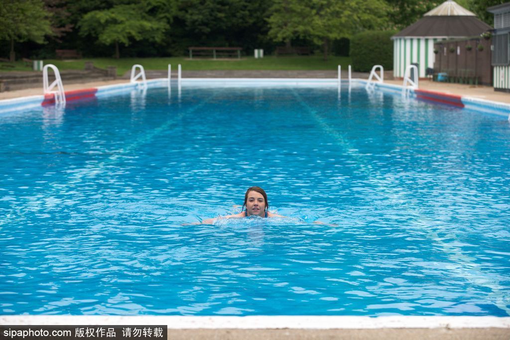 英國：歐洲最長戶外游泳池開放 全長91米可容納2400立方米水