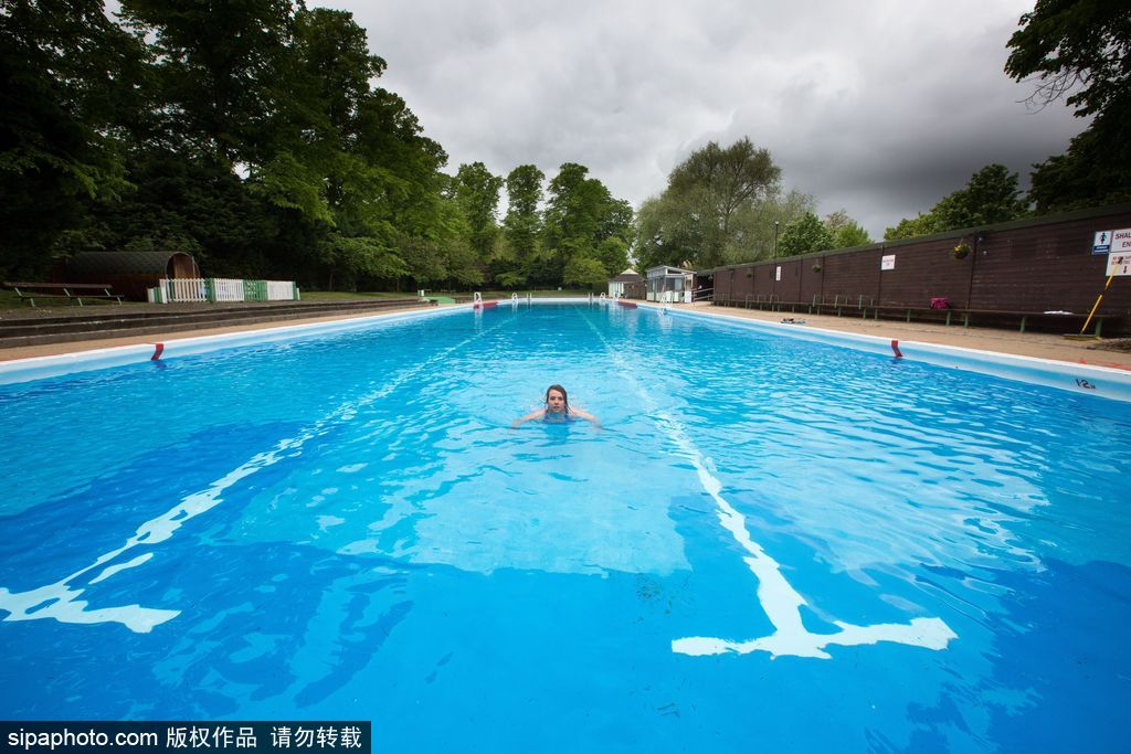 英國：歐洲最長戶外游泳池開放 全長91米可容納2400立方米水