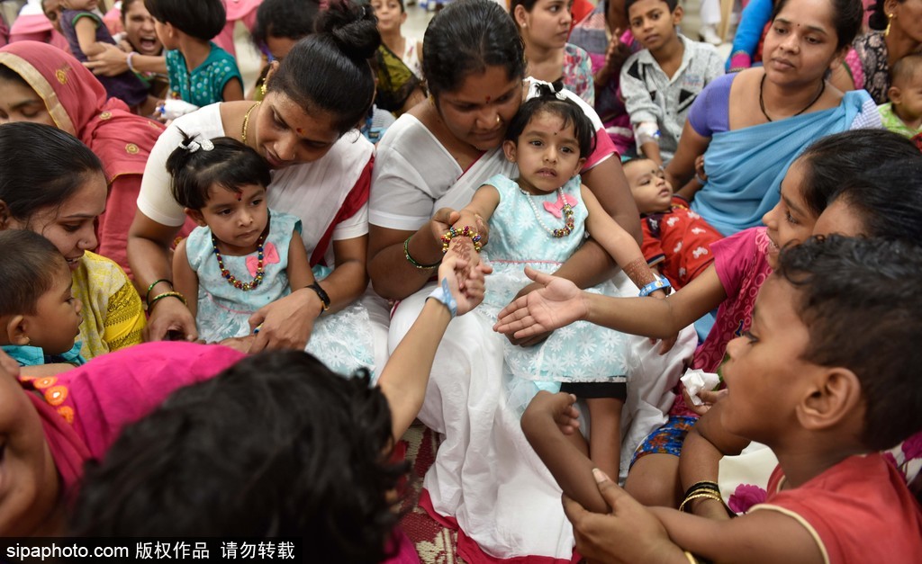 活下去就有希望 印度連體姐妹分離手術(shù)成功茁壯成長(zhǎng)