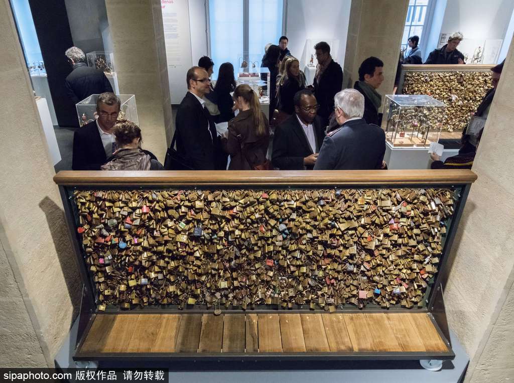 不堪重負！法國巴黎情人橋愛情鎖將全部拆除拍賣