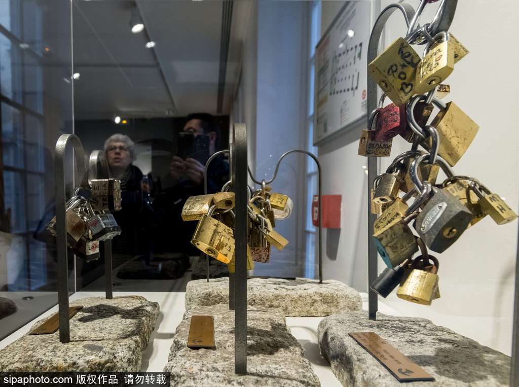 不堪重負！法國巴黎情人橋愛情鎖將全部拆除拍賣