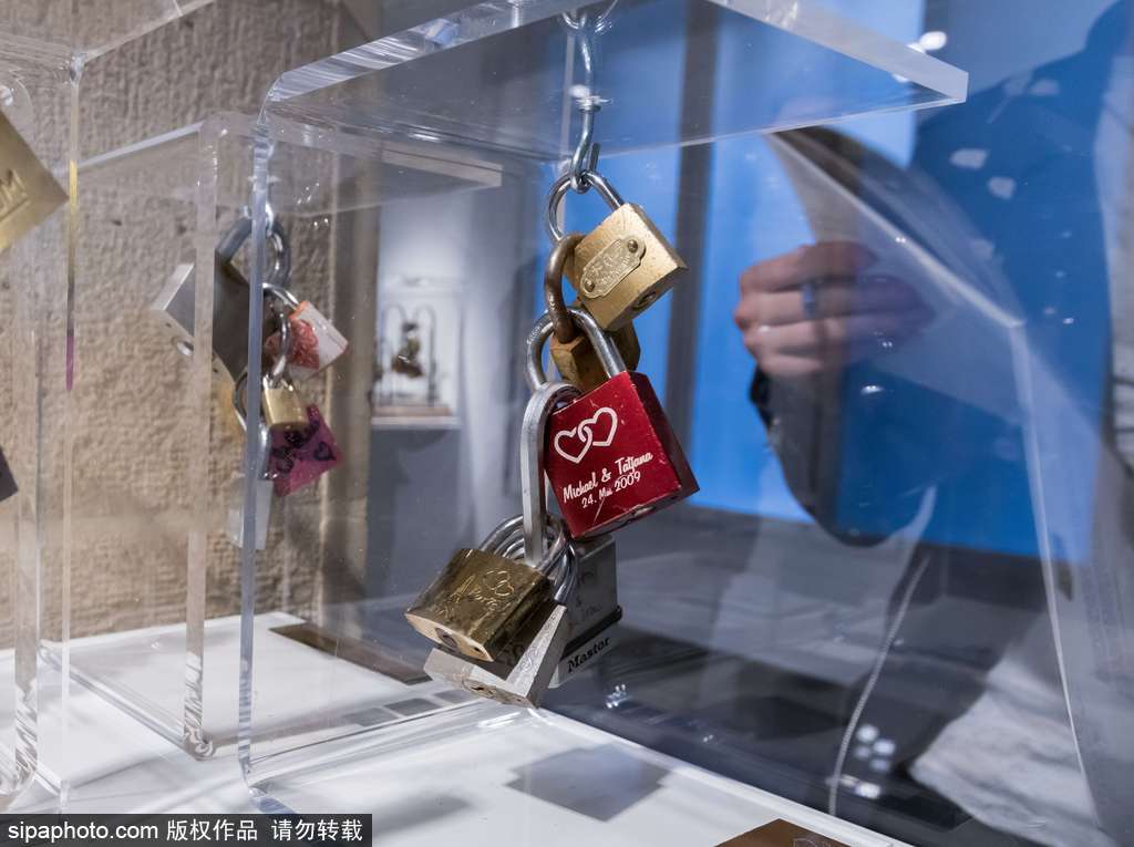 不堪重負！法國巴黎情人橋愛情鎖將全部拆除拍賣