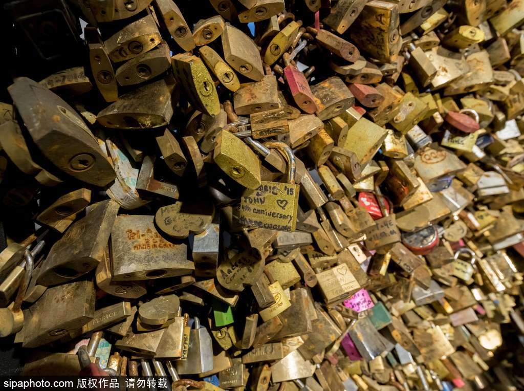 不堪重負(fù)！法國(guó)巴黎情人橋愛情鎖將全部拆除拍賣