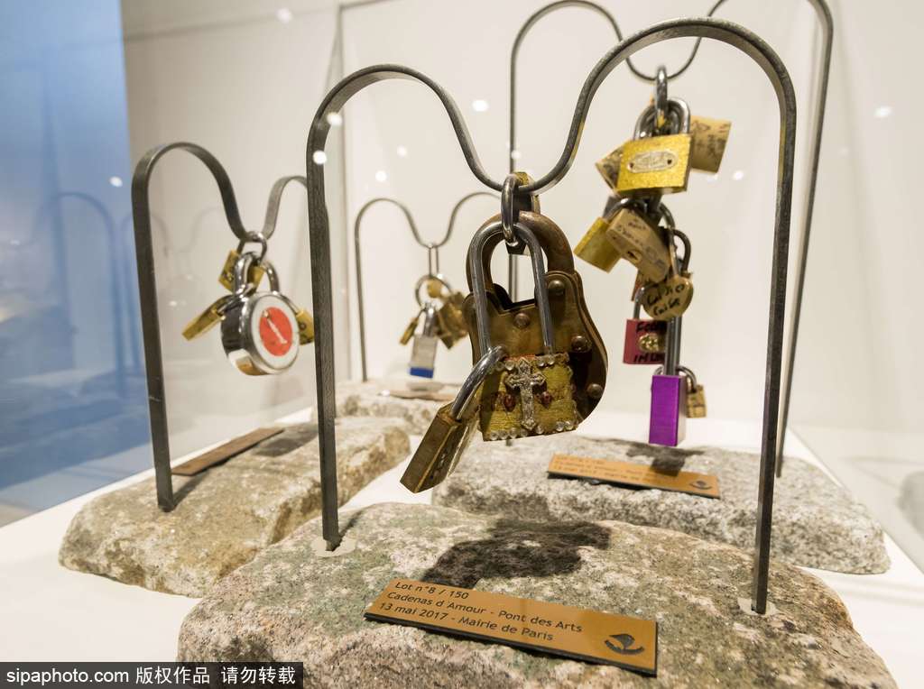 不堪重負(fù)！法國(guó)巴黎情人橋愛情鎖將全部拆除拍賣
