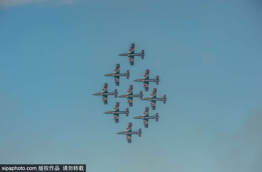 意大利“三色箭”特技飛行表演隊上演空中芭蕾 慶祝圣尼古拉斯節(jié)來臨