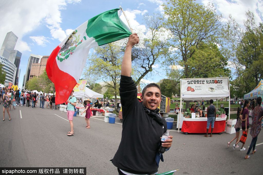 載歌載舞放飛自我 美國丹佛墨西哥裔民眾慶祝五月五日節