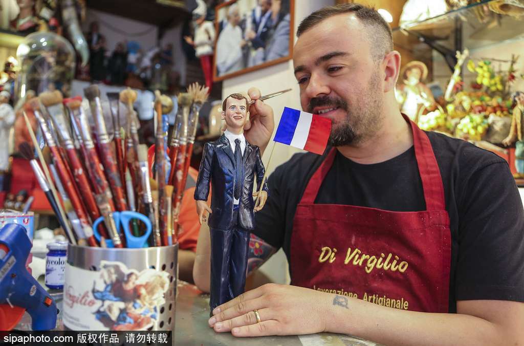 馬克龍當選法國總統 意大利工匠制作手工雕像栩栩如生