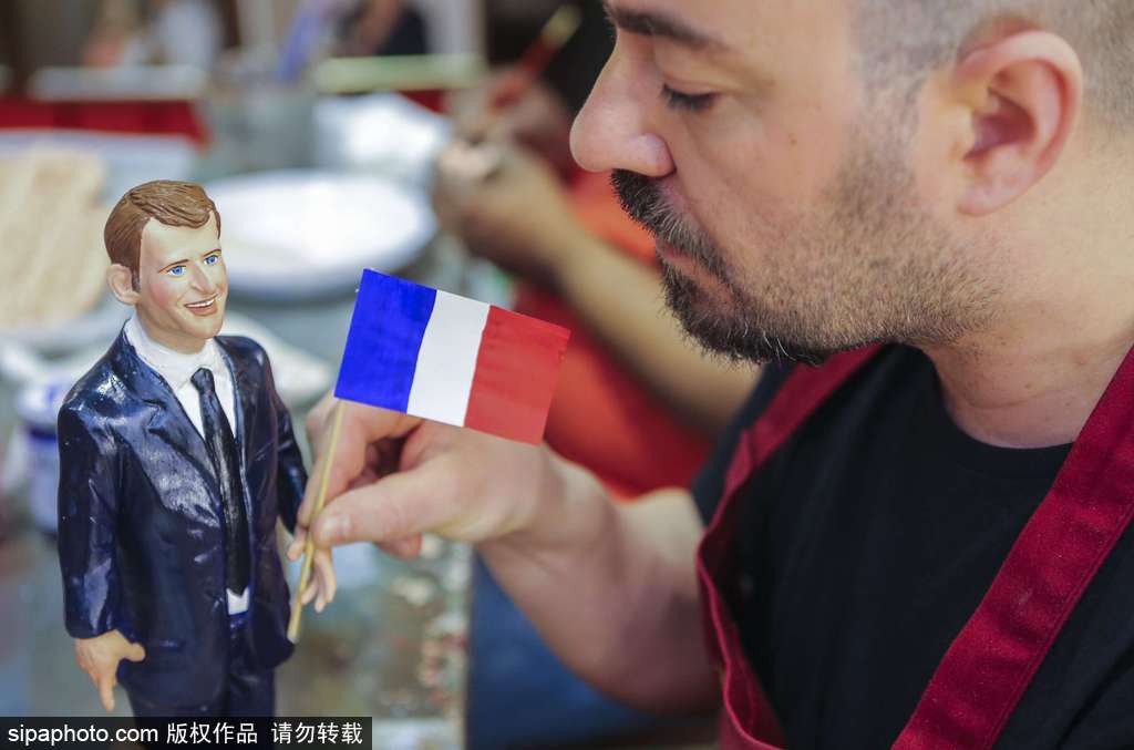 馬克龍當選法國總統(tǒng) 意大利工匠制作手工雕像栩栩如生