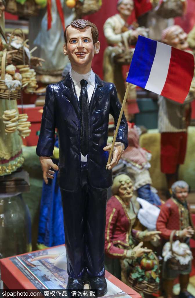 馬克龍當選法國總統 意大利工匠制作手工雕像栩栩如生