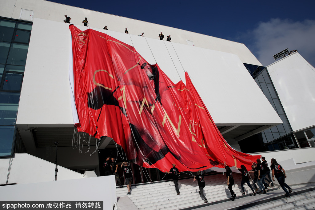 70屆戛納電影節前瞻準備 巨幅海報懸掛完畢