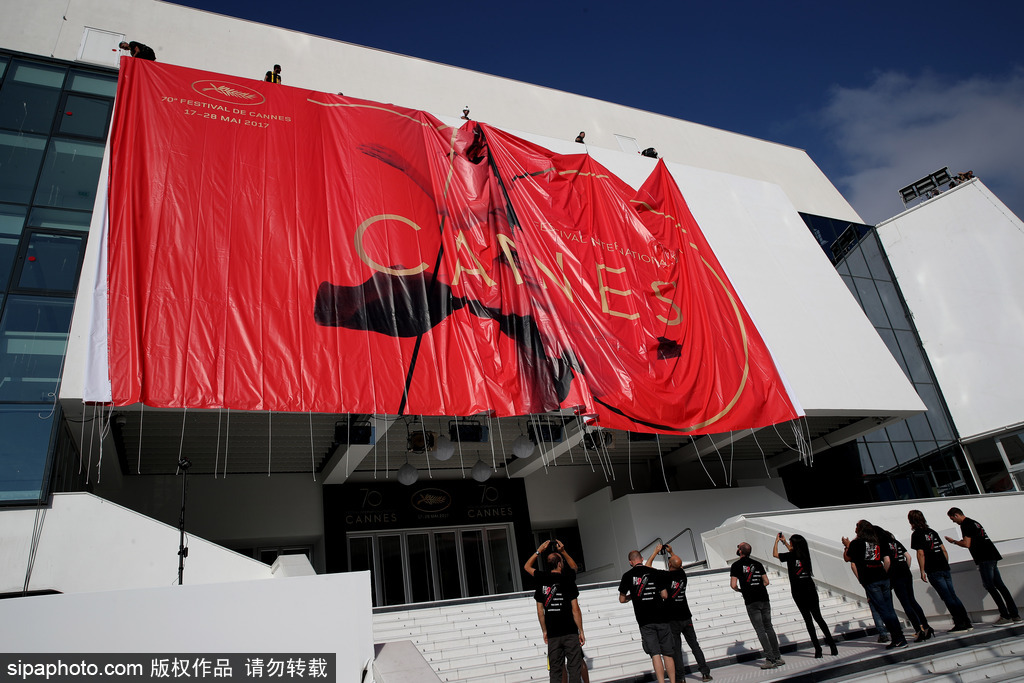 70屆戛納電影節(jié)前瞻準(zhǔn)備 巨幅海報(bào)懸掛完畢