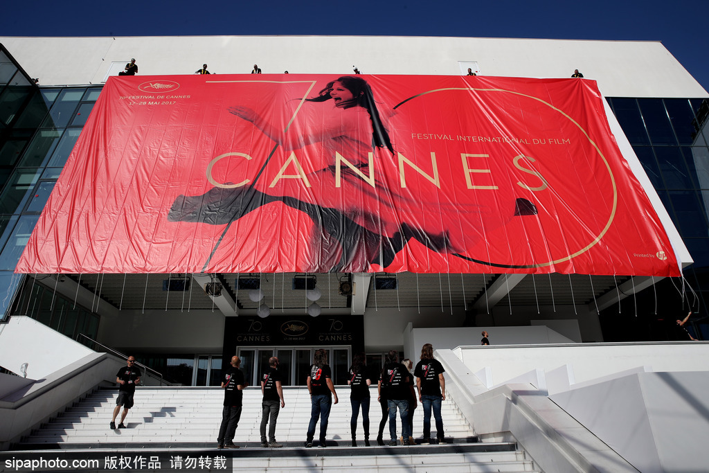 70屆戛納電影節(jié)前瞻準(zhǔn)備 巨幅海報(bào)懸掛完畢