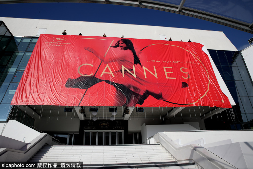 70屆戛納電影節前瞻準備 巨幅海報懸掛完畢
