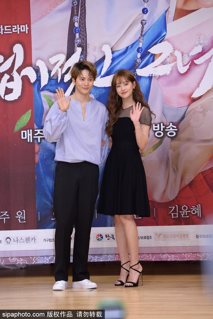 韓劇《我的野蠻女友》發(fā)布會(huì) 元?dú)饷滥兄茉慌前鼑u萌