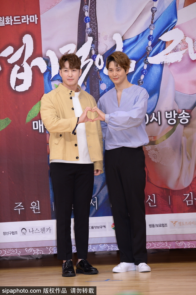 韓劇《我的野蠻女友》發布會 元氣美男周元被女星包圍賣萌