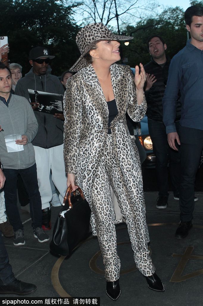 Gaga一身豹紋裝現身 戴大檐帽疑似素顏出鏡