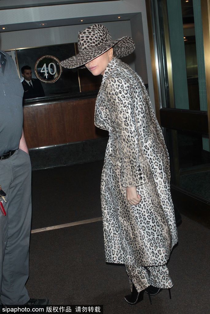 Gaga一身豹紋裝現身 戴大檐帽疑似素顏出鏡