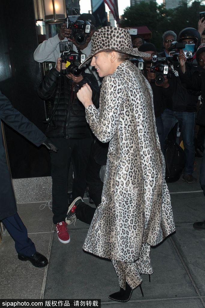 Gaga一身豹紋裝現身 戴大檐帽疑似素顏出鏡