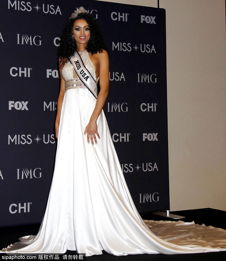 2017美國小姐冠軍出席發布會 一襲白色長裙性感優雅