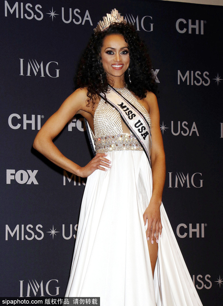 2017美國小姐冠軍出席發(fā)布會 一襲白色長裙性感優(yōu)雅