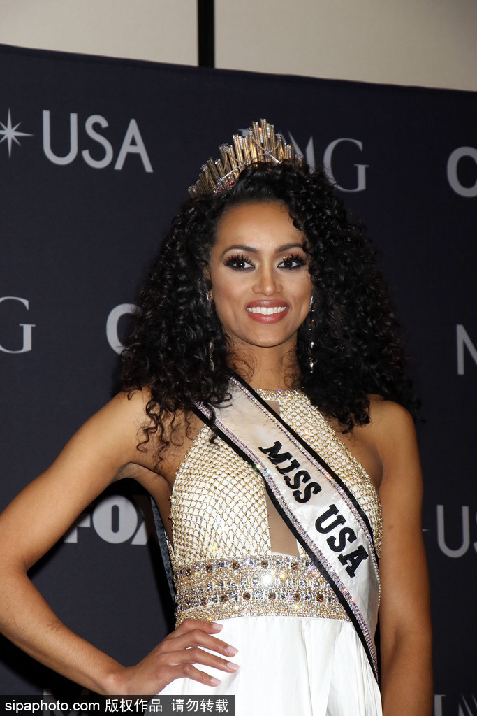 2017美國小姐冠軍出席發布會 一襲白色長裙性感優雅