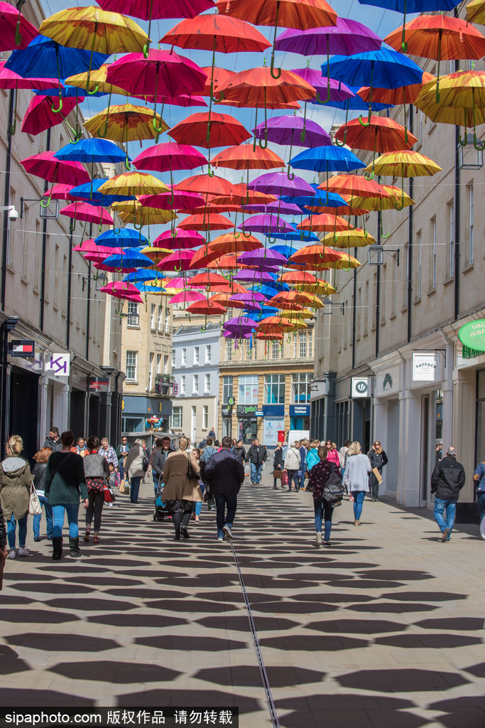 英國巴思街道懸掛多彩雨傘 色彩明亮裝點(diǎn)城市