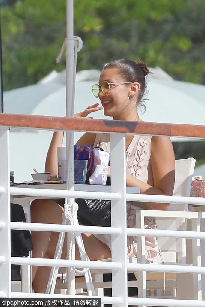 70屆戛納：貝拉·哈迪德白衣現身悠閑喝飲料與友人開心熱聊