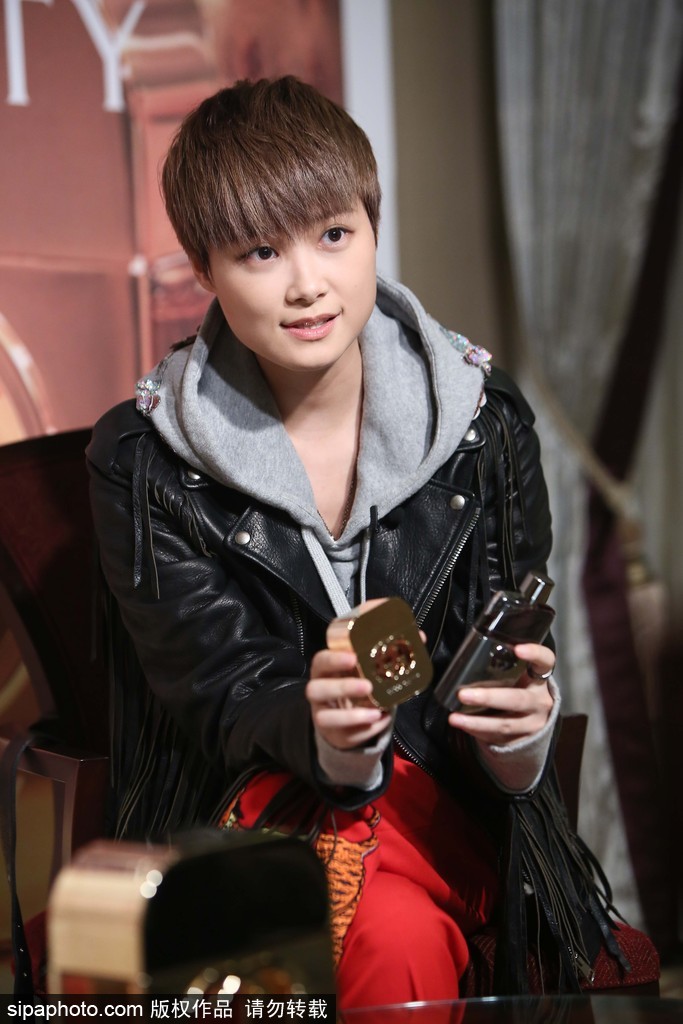 李宇春今晚再戰戛納 盤點“春哥”的時尚之路