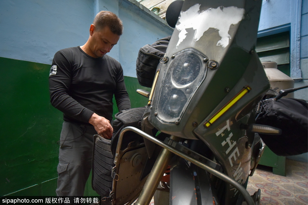 住在摩托車上的環(huán)球旅行 俄羅斯旅行家穿行62個(gè)國家