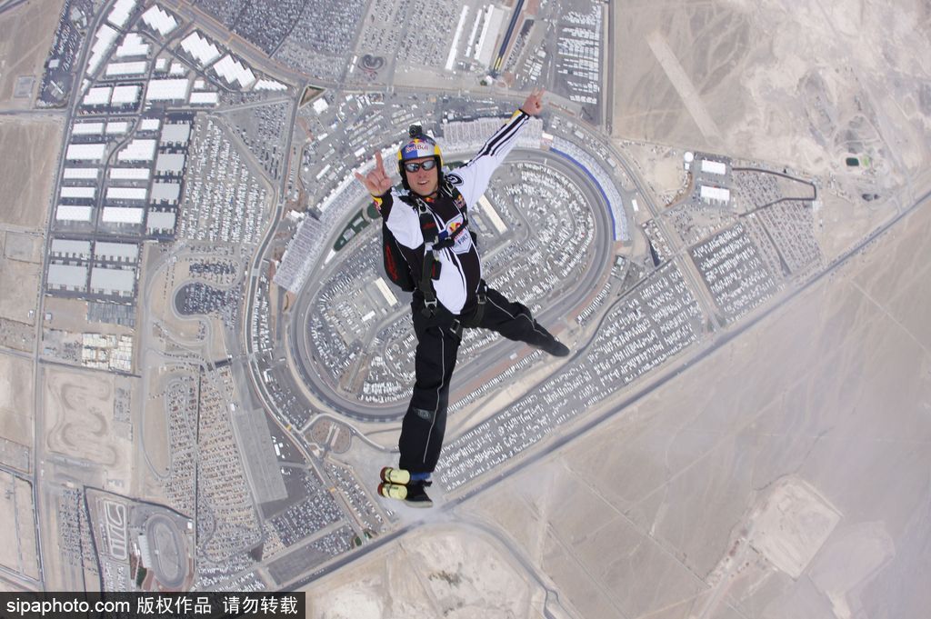 在云端看別樣風(fēng)景 盤點(diǎn)全球跳傘趣聞