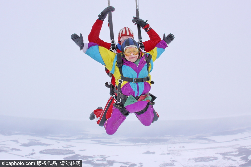 在云端看別樣風(fēng)景 盤(pán)點(diǎn)全球跳傘趣聞