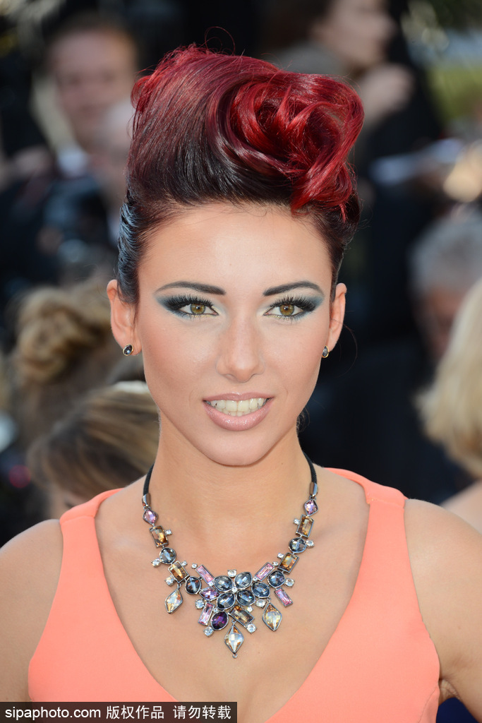 70屆戛納： 華麗優(yōu)雅全靠它們 女星配飾細(xì)節(jié)圖盤(pán)點(diǎn)