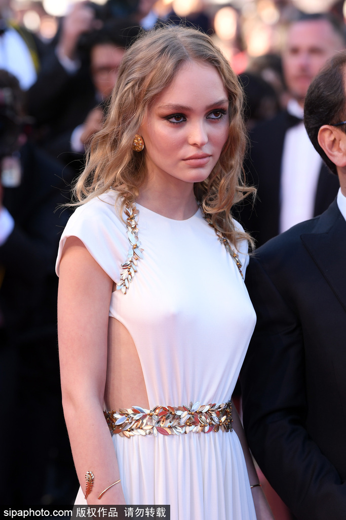 70屆戛納：德普愛女莉莉紅毯亮相 眼神犀利深得老爸真?zhèn)?/></p>

<p>當(dāng)?shù)貢r(shí)間2017年5月17日，法國(guó)戛納，第70屆戛納電影節(jié)開幕式暨開幕影片《伊斯梅爾的幽魂》首映紅毯，德普愛女Lily-Rose Depp身著白色分割裙亮相。</p>
</div>

<div width=