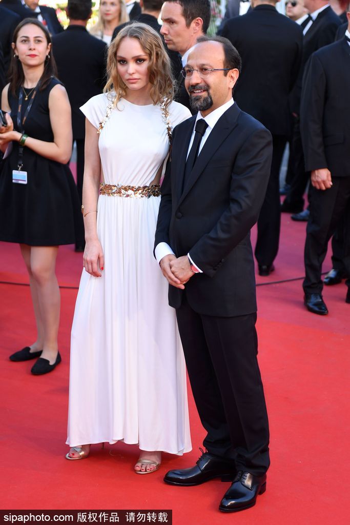 70屆戛納：德普愛女莉莉紅毯亮相 眼神犀利深得老爸真?zhèn)?/></p>

<p>當(dāng)?shù)貢r(shí)間2017年5月17日，法國(guó)戛納，第70屆戛納電影節(jié)開幕式暨開幕影片《伊斯梅爾的幽魂》首映紅毯，德普愛女Lily-Rose Depp身著白色分割裙亮相。</p>
</div>

<div width=