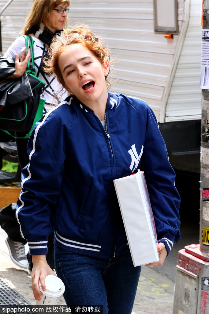 萬惡的抓拍！鏡頭中的90后氣質美女佐伊·達奇顏值崩塌表情瘋癲