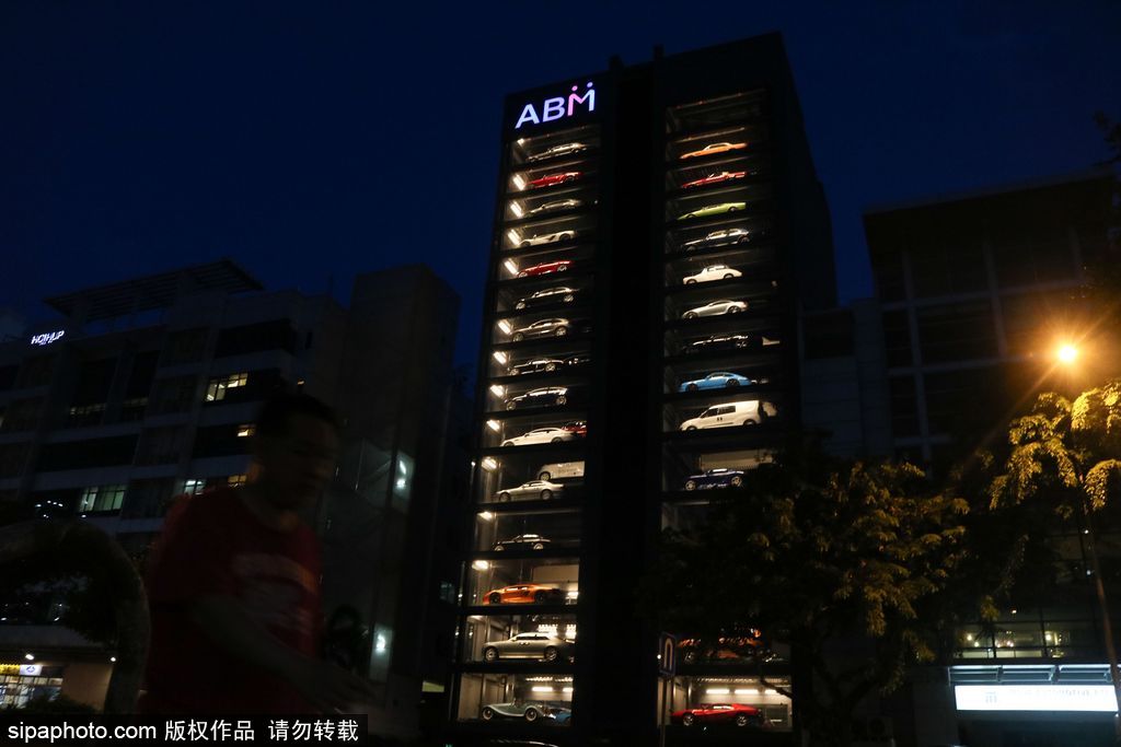 投幣買豪車！新加坡現(xiàn)世界最高汽車自動(dòng)售貨機(jī)達(dá)15層樓