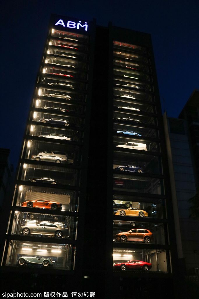 投幣買豪車！新加坡現(xiàn)世界最高汽車自動(dòng)售貨機(jī)達(dá)15層樓