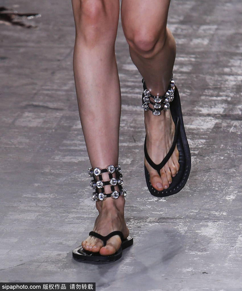 氣溫飆升 姑娘們讓腳踝歇一歇吧 換上平底涼鞋也很美呀！