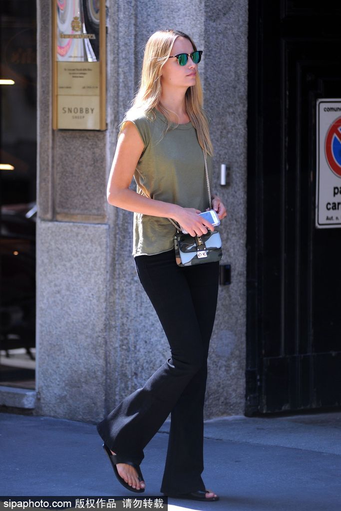 氣溫飆升 姑娘們讓腳踝歇一歇吧 換上平底涼鞋也很美呀！