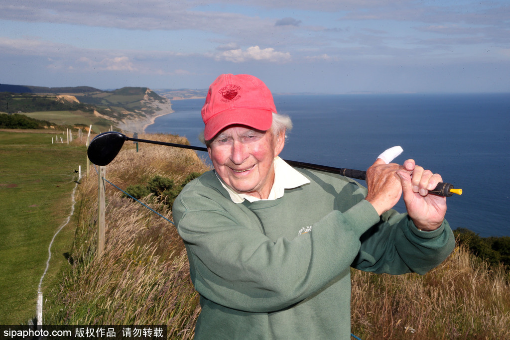 老當(dāng)益壯！ 英國(guó)94歲最高齡高爾夫球手仍然活躍在球場(chǎng)